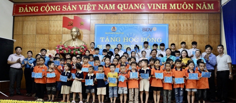 70 học sinh là con của nữ đoàn viên, người lao động xã Sơn Kim 1, Sơn Kim 2, huyện Hương Sơn được trao tặng học bổng